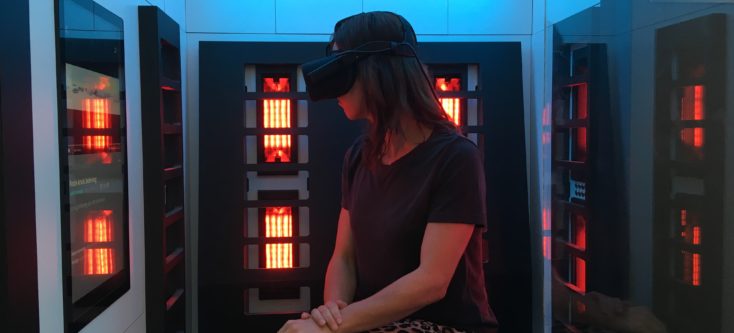 In de Sensory Pod van het Rode Kruis ervaar je d.m.v. een VR-installatie verrijkt met geur, temperatuur, wind, trilling en licht, hoe het is om in een vluchtelingenkamp rond te lopen. VR-installatie over vluchtelingenkamp