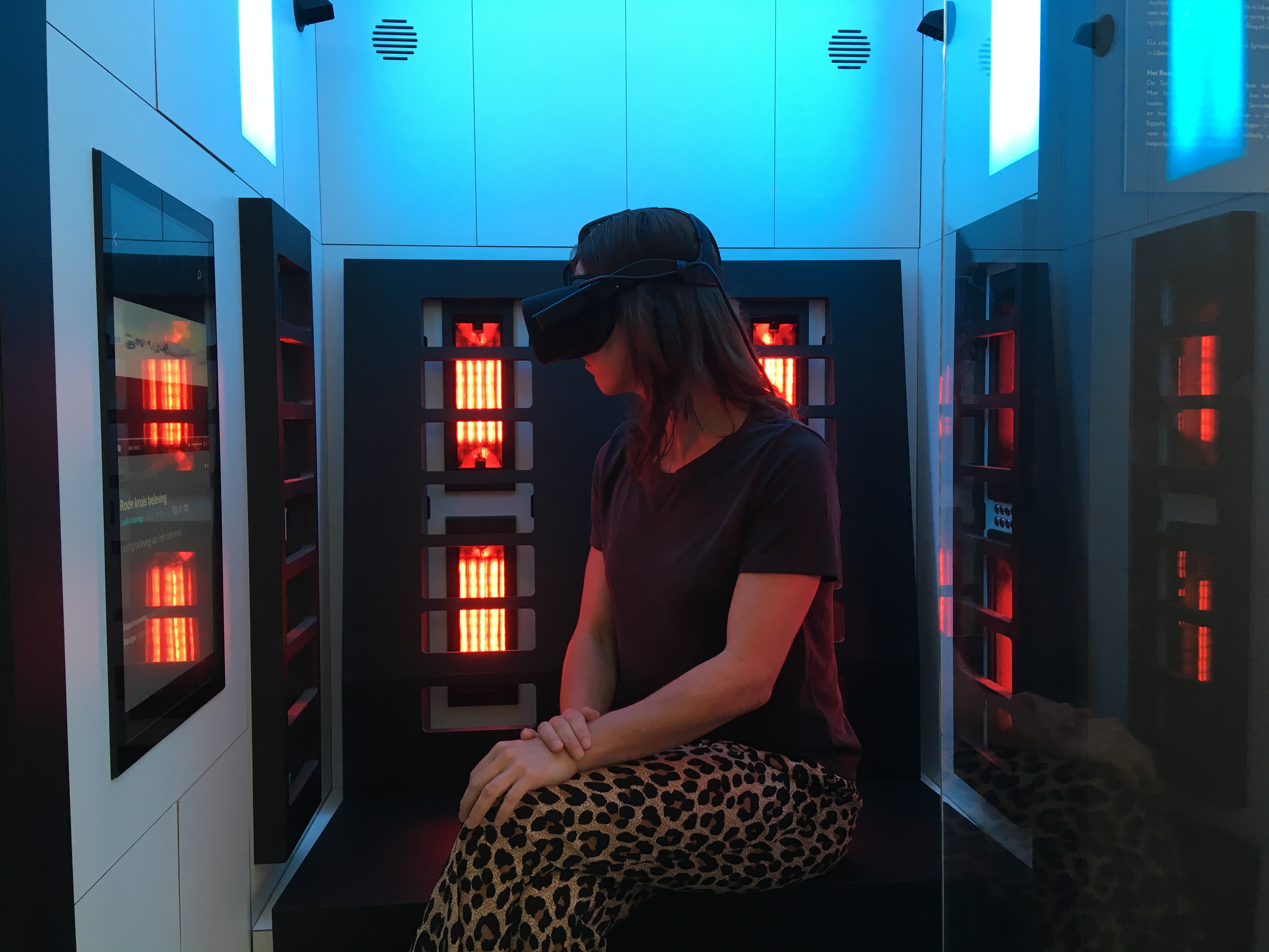 In de Sensory Pod van het Rode Kruis ervaar je d.m.v. een VR-installatie verrijkt met geur, temperatuur, wind, trilling en licht, hoe het is om in een vluchtelingenkamp rond te lopen.