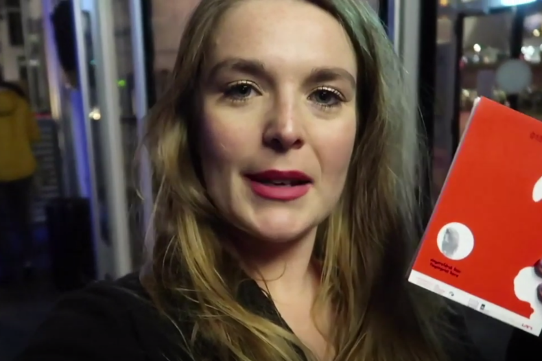 Romee Steenmeijer vlogt over Nacht van het Conflict in Theater aan het Spui.