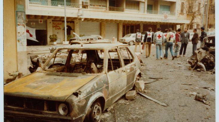 Beyrouth. Suite aux bombardements des 6,7 et 8 février: destructions devant et aux alentours de la délégation du CICR.
Beirut. Further to the bombardments of February 6,7th and 8th: destructions in front of and near the ICRC delegation.
